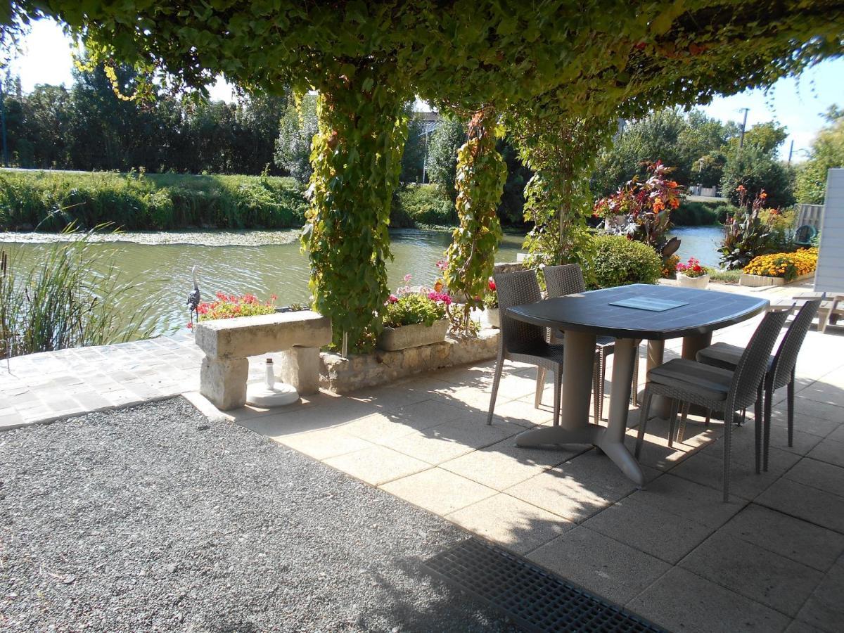 Marais Poitevin Bord Riviere Peche ,Barque, Velos, Wifi, Linge, Cheminee, Cuisine, Terrain De Boules La Taillee Екстериор снимка